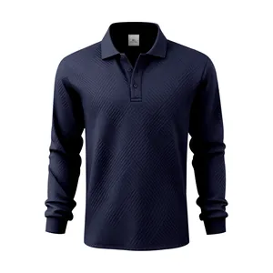 Détail du polo à manches longues bleu marine avec un motif jacquard texturé et un col.