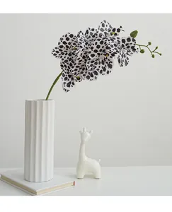 Dettaglio ramo di orchidea stampa leopardo artificiale, stelo floreale 3D per decorare.