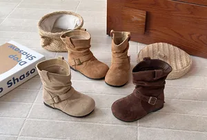 Détails de bottes plissées en daim pour enfants disponibles en couleurs vintage