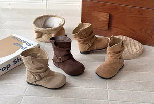 Plusieurs couleurs de bottes en daim vintage disposées sur un sol carrelé clair
