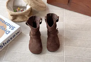 Bottes souples en daim marron pour filles dans un décor de style de vie chaleureux