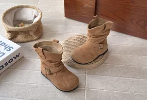 Vue détaillée des bottes en daim marron pour filles avec des boucles rétro