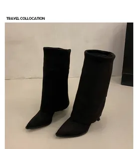 Eleganti stivali neri in pelle scamosciata a punta con un design a collo pieghevole