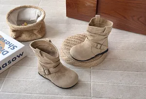 Bottines pour enfants en daim avec boucles rétro dans un décor chaleureux et cosy