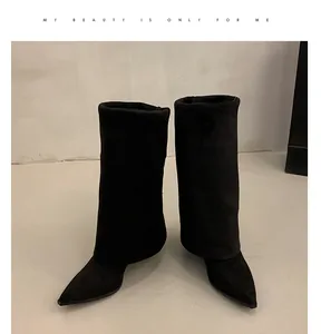 Eleganti stivali neri in pelle scamosciata a punta con moderno design risvoltato