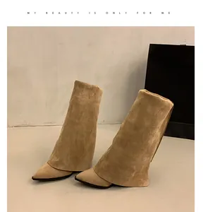Dettaglio stivali stiletto in camoscio cammello a punta con design a risvolto.