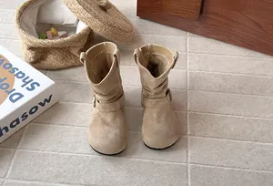 Gros plan de haute qualité montrant la texture en daim doux des bottes rétro pour filles