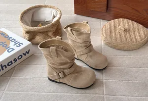 Vue détaillée de bottes plissées en daim beige avec boucle pour petites filles.