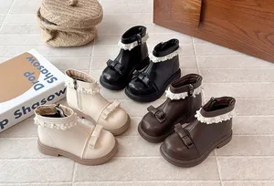 Gros plan de bottines élégantes pour filles, style anglais avec nœud et dentelle