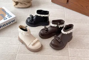 Vue détaillée de bottines pour filles avec nœud, perles et garniture en dentelle