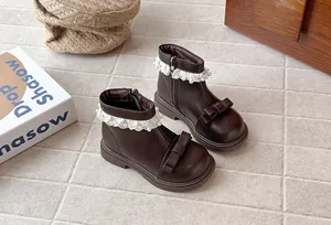 Vue détaillée de bottines Martin marron pour fille avec dentelle de perles