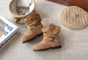 Vue détaillée de bottes plissées en daim marron pour filles avec boucle vintage