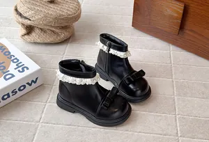 Vue détaillée de bottines noires pour filles avec nœud et bordure en dentelle