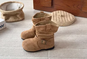 Gros plan de bottes plissées en daim vintage pour filles avec boucle de décoration