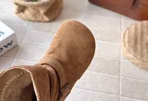 Vue détaillée de bottes en daim marron pour filles avec un design à bout rond