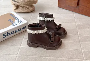 Vue détaillée de bottines marron pour filles avec dentelle perlée et nœud élégant