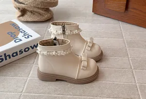 Élégantes bottines beiges pour filles avec dentelle, perles et un joli nœud décoratif