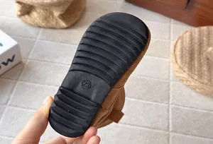 Gros plan détaillé sur la semelle antidérapante de bottes en daim pour filles, 23.