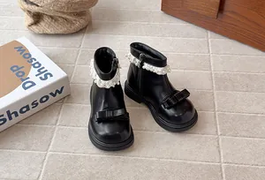 Vue détaillée de bottes noires pour filles avec dentelle perle et nœud