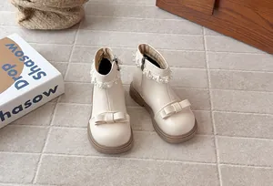 Vue détaillée des bottines crème pour filles avec dentelle de perles et un joli nœud