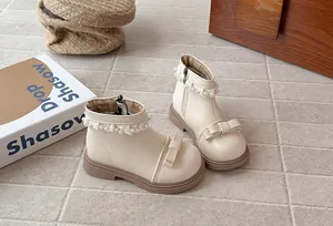 Vue détaillée de bottines fille crème avec dentelle de perles et nœud décoratif