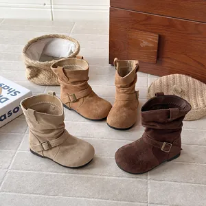 Bottes plissées vintage en daim pour filles déclinées en beige, camel et marron.