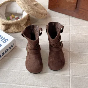 Bottes plissées classiques en daim marron pour filles avec boucles rétro stylées