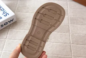 Vue détaillée de la semelle en caoutchouc antidérapante des bottines pour filles