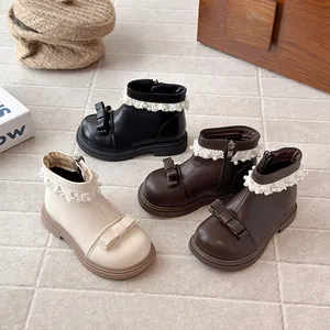 Bottines élégantes style britannique pour enfants avec nœud et détails en dentelle perlée.