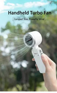 Detail van witte hand-turboventilator met digitaal display buiten vastgehouden