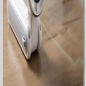 Detailopname van de basis en het vouwscharnier van een witte draagbare USB-ventilator.