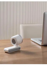 Gedetailleerd zijaanzicht van een witte turbo-ventilator op een houten bureau