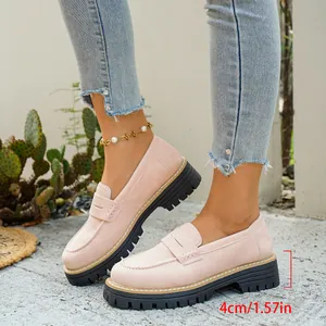 Zijdetail van roze suède loafers met 4 cm plateau dikke zool en antislip getande onderkant