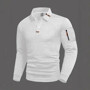 Dettaglio della polo bianca a maniche lunghe in maglia a nido d'ape con tasca zip