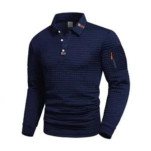 Dettaglio della polo a maniche lunghe blu navy con texture a nido d'ape e tasca.