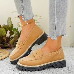 Detailweergave van de kaki dames loafers met dikke zwarte plateauzool en een ronde neus