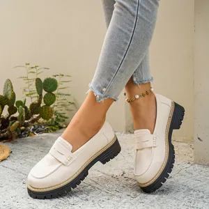 Detailweergave van stijlvolle crème damesloafers met dikke zool en vintage Brits ontwerp
