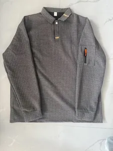 Polo da uomo grigia a maniche lunghe con trama a nido d'ape e tasca decorativa con zip