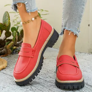 Stijlvolle rode matte loafers met dikke plateauzolen en witte stiksels aan de voet