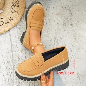 Detail van Britse stijl loafers met dikke zool en een hakhoogte van 4 cm.