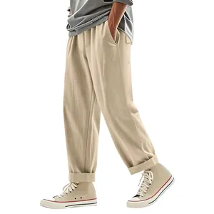 Détail latéral d'un pantalon décontracté en lin beige pour hommes à jambes larges et amples