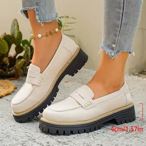 Gedetailleerd overzicht van crème loafers met plateauzool en 4 cm dikke zool