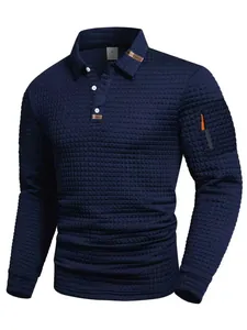 Polo a maniche lunghe da uomo blu scuro con trama a nido d'ape e tasca sul braccio