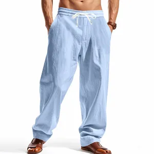 Détail montrant la texture de lin respirante et la coupe ample du pantalon bleu clair