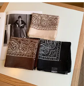 Détail de trois élégants carrés en coton et lin ornés de motifs paisley classiques.
