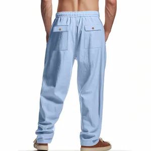 Vue arrière détaillée d'un pantalon décontracté en lin bleu clair pour hommes avec poches