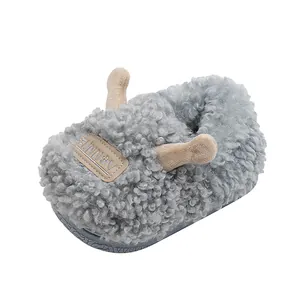 Pantofole in peluche grigie per bambini a tema pecora con suole antiscivolo per l'inverno