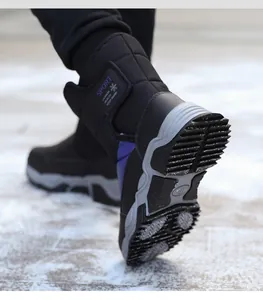 Detalle de la suela antideslizante de botas de nieve para niños