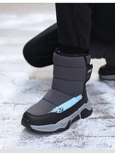 Detalle lateral de botas de nieve para niños con forro de felpa y etiqueta deportiva.