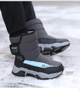 Vista detallada de botas de nieve impermeables para niños con forro cálido y logo